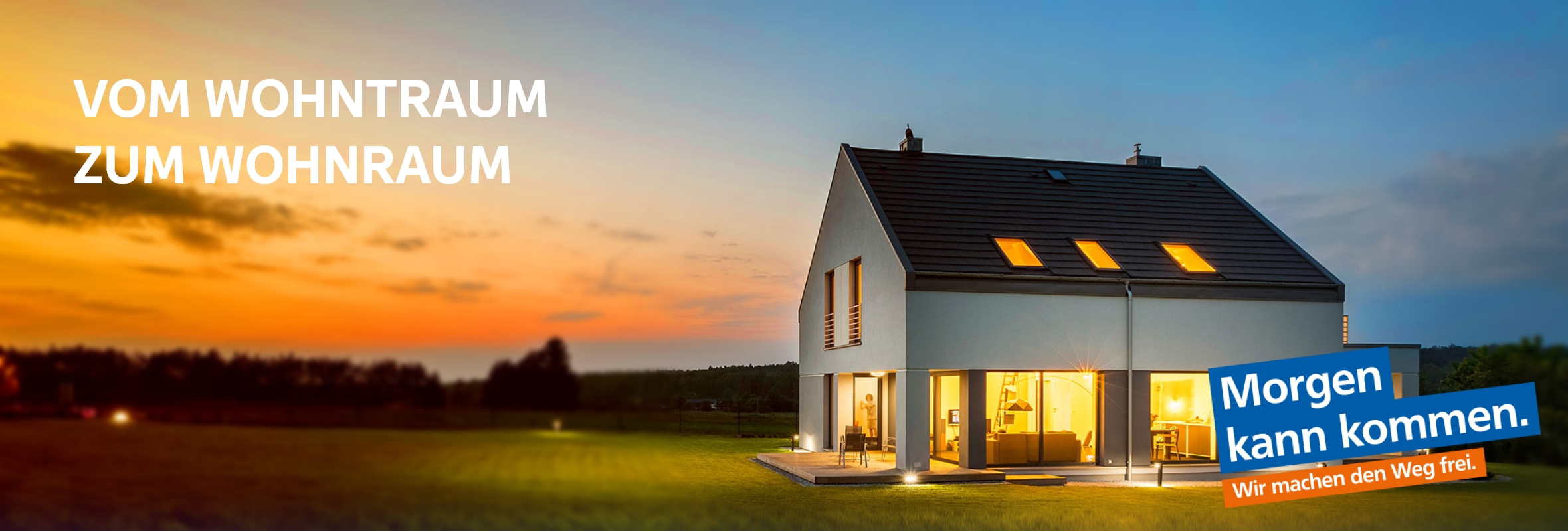 Modernes zweistöckiges Haus mit grauem Ziegeldach und großen Fenstern bei Sonnenuntergang. Im Vordergrund eine Rasenfläche. Text: ‚VOM WOHNTRAUM ZUM WOHNRAUM‘ und ‚Morgen kann kommen. Wir machen den Weg frei.‘